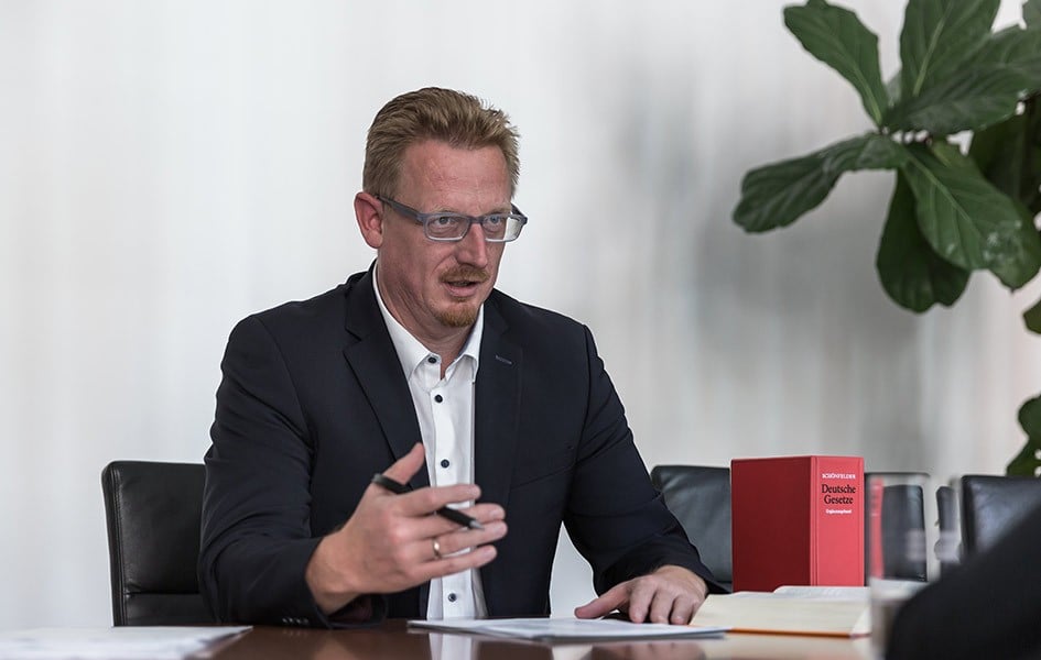 Rechtsanwalt Markus Debevc berät Mandanten in der Kanzlei Dr. Schneiderbanger & Kollegen