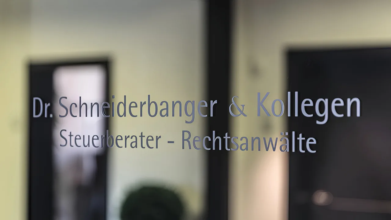 Glasschild am Kanzleieingang: Dr. Schneiderbanger & Kollegen — Steuerberater und Rechtsanwälte